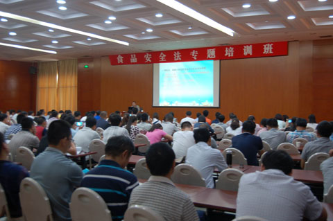 煙臺市食品生產(chǎn)企業(yè)首輪新修訂食品安全法培訓現(xiàn)場